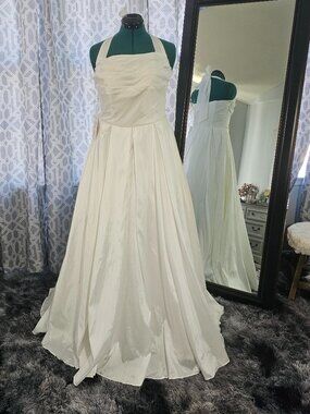 Mingda Ivory Wedding Dress – NWT – Approx. Size 10